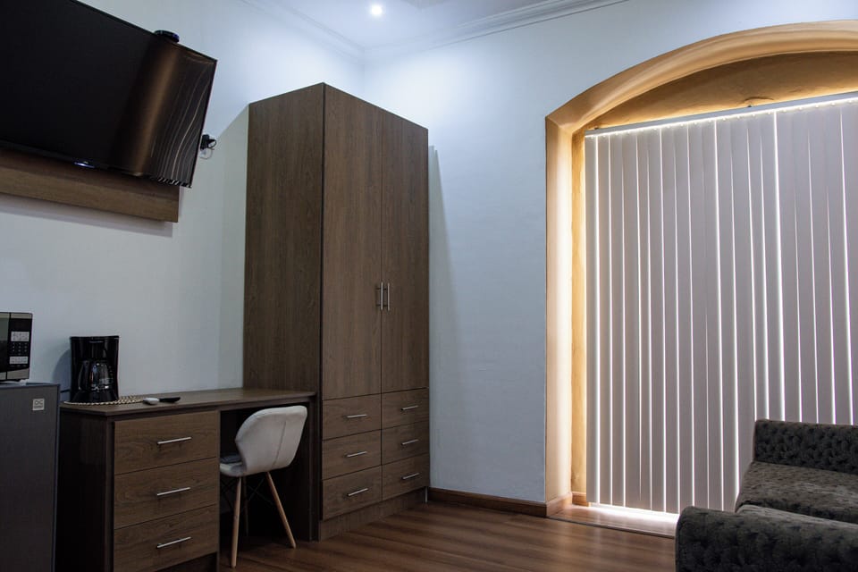 Junior Suite, Balcony, Courtyard View | Living area