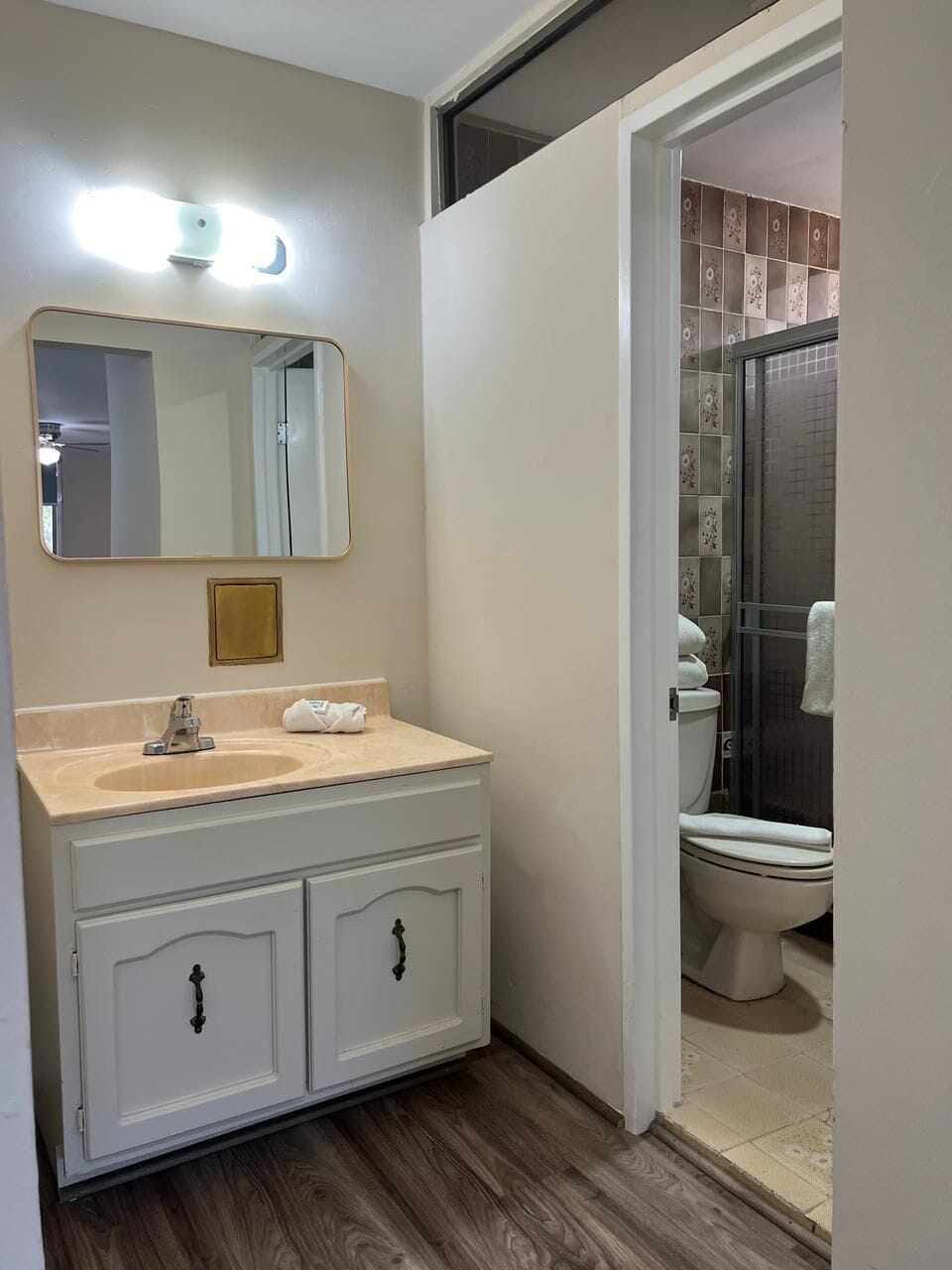 Junior Room | Bathroom | Shower, free toiletries, hair dryer, towels