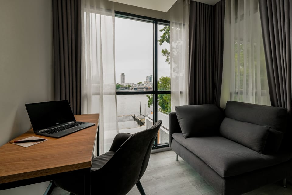 River Executive | Living area | 42-inch flat-screen TV with digital channels