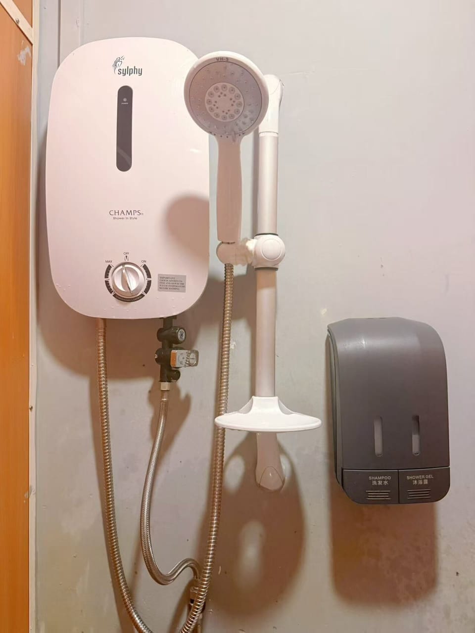 Shower, rainfall showerhead, free toiletries, towels