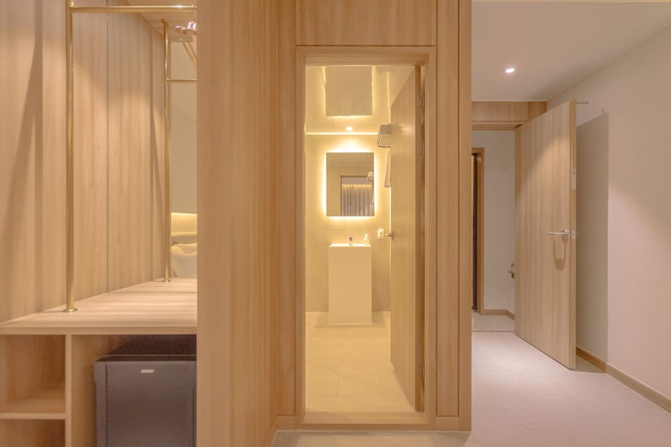 2PC - Game Room | Premium bedding, desk, free WiFi, bed sheets