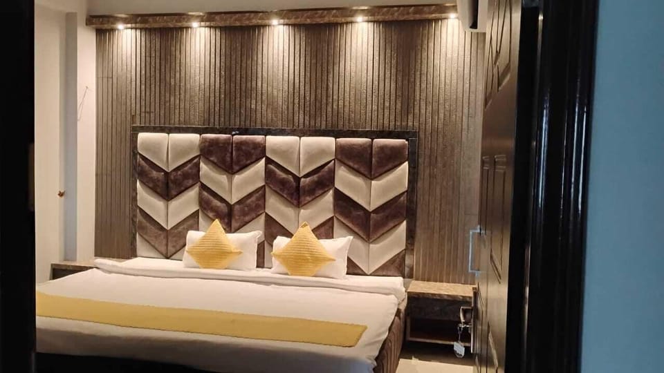Family Room | Egyptian cotton sheets, premium bedding, free WiFi