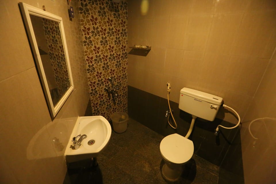 Classic Triple Room | Bathroom | Shower, free toiletries, towels, soap