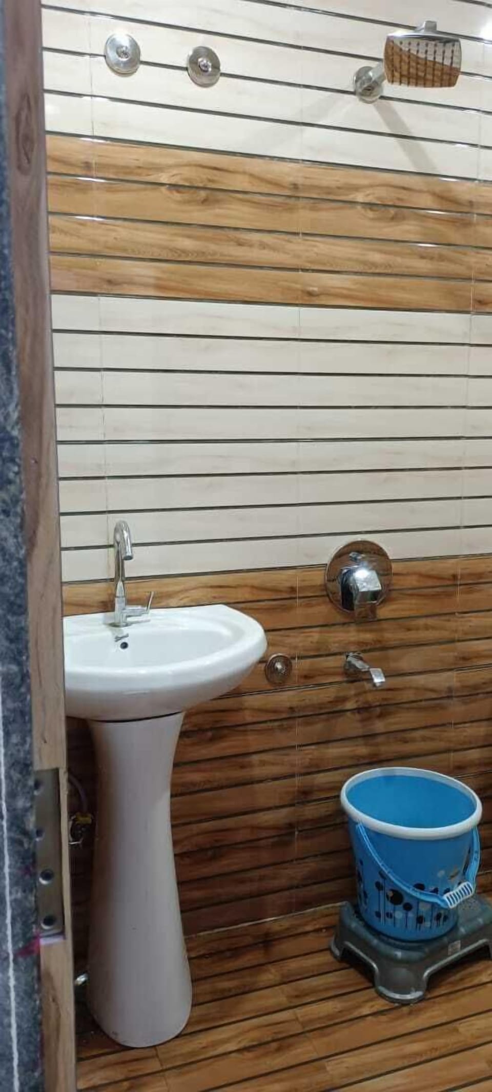 Deluxe Room, City View | Bathroom | Shower, towels, soap