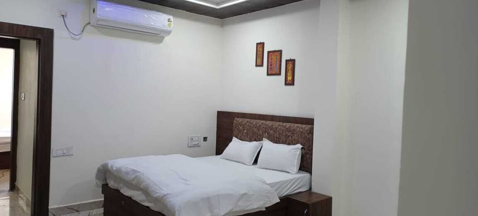 Deluxe Room, City View | Bed sheets