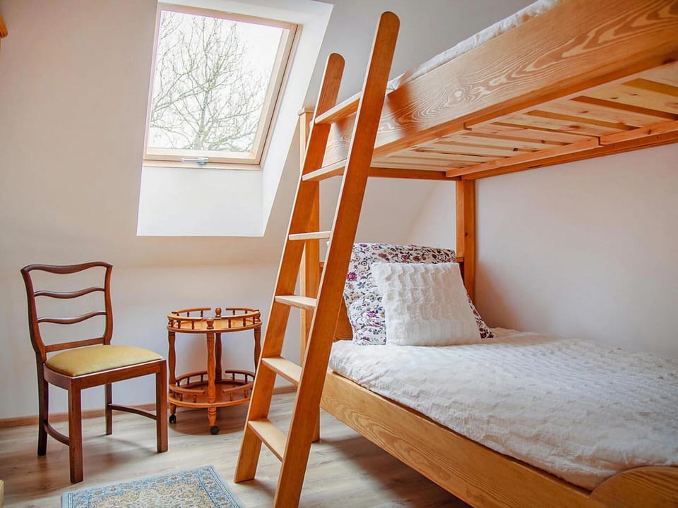 House | 5 bedrooms, individually furnished, bed sheets