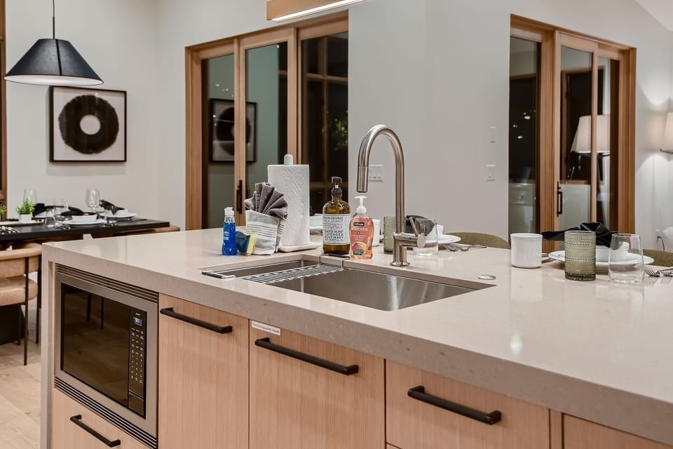House, 6 Bedrooms | Private kitchen | Fridge, oven, coffee/tea maker, electric kettle