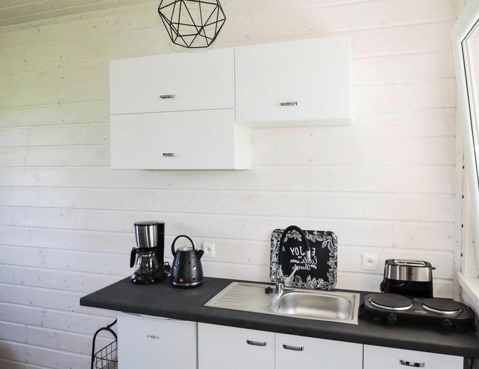 Bungalow | Private kitchen | Electric kettle, toaster, highchair