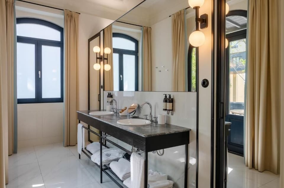 Deluxe Studio Suite | Bathroom