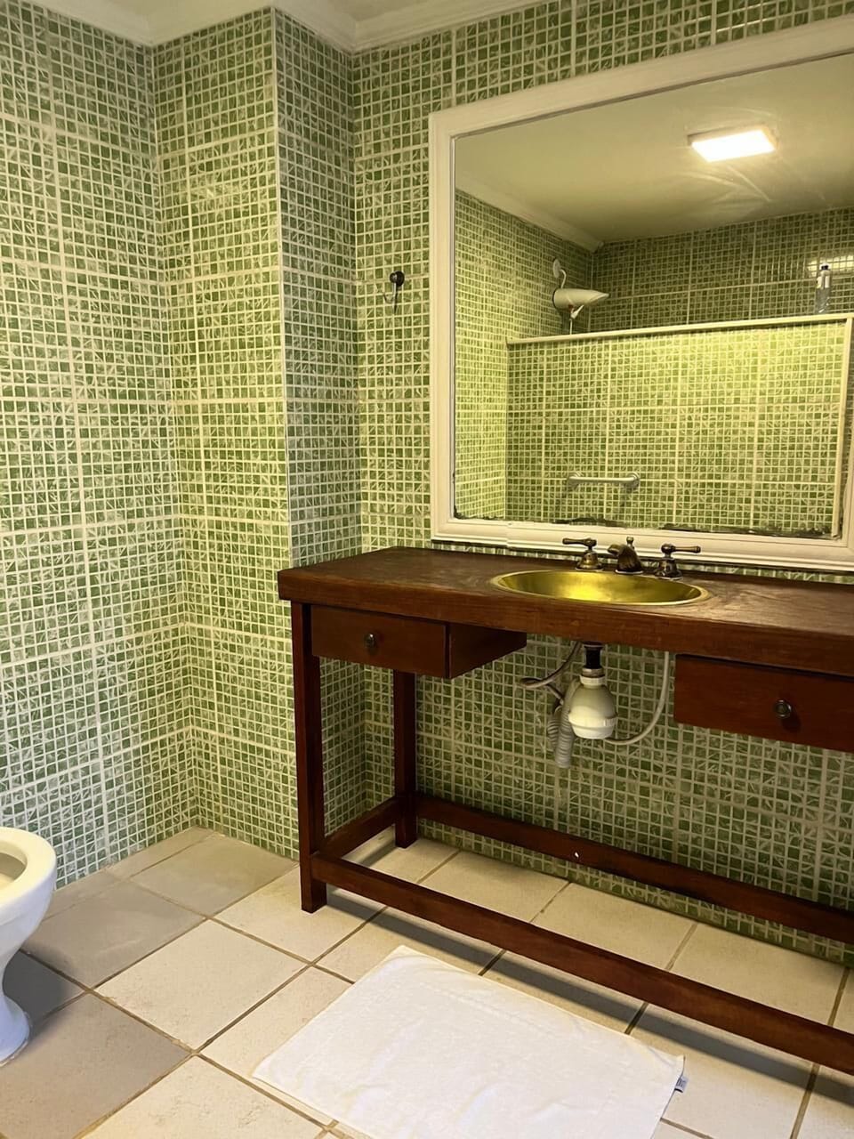 Grand Room | Bathroom | Shower, towels, soap, shampoo