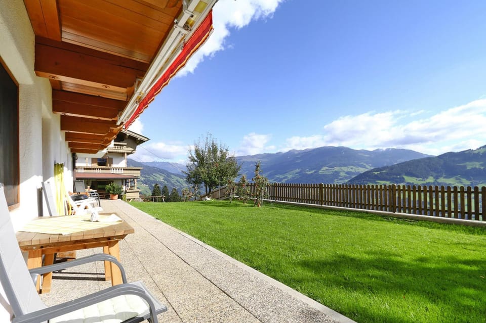 Apartment | Outdoor dining