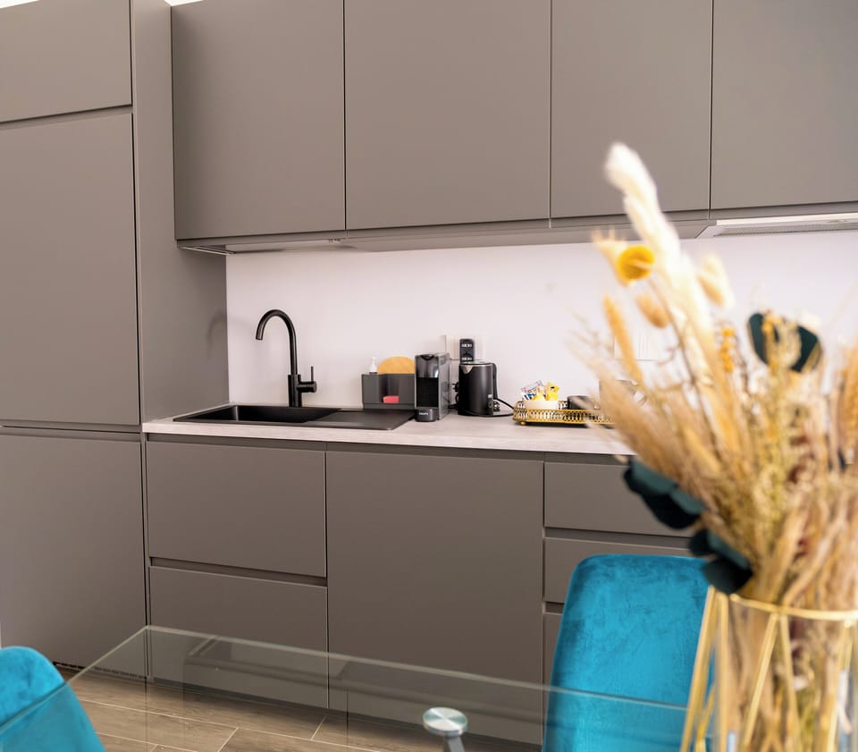 Luxury Suite | Private kitchen | Full-size fridge, oven, stovetop, espresso maker