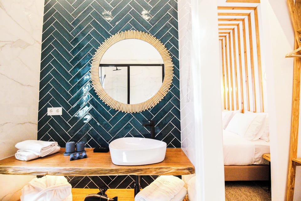 Junior Suite | Bathroom | Hair dryer, bathrobes, slippers, towels