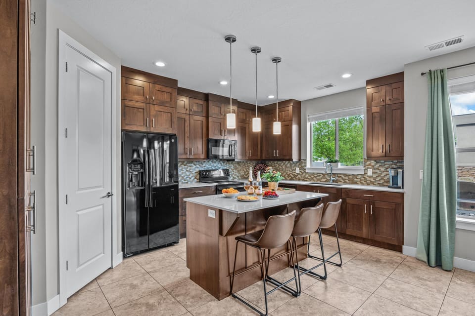 Luxury House, Mountain View | Private kitchen | Full-size fridge, microwave, oven, stovetop