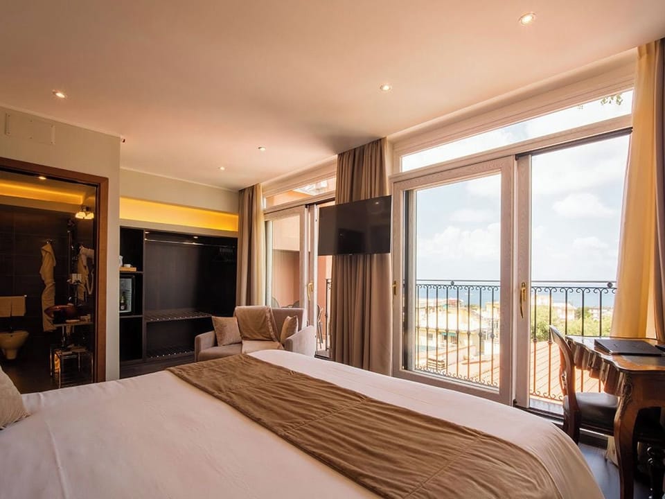 Camera Deluxe - Balcone Vista Mare | Minibar, in-room safe, desk, laptop workspace