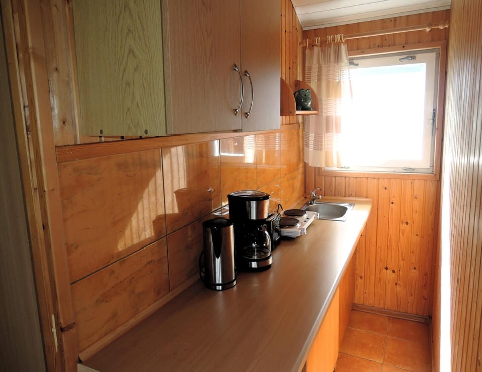 Bungalow | Private kitchen | Electric kettle, toaster