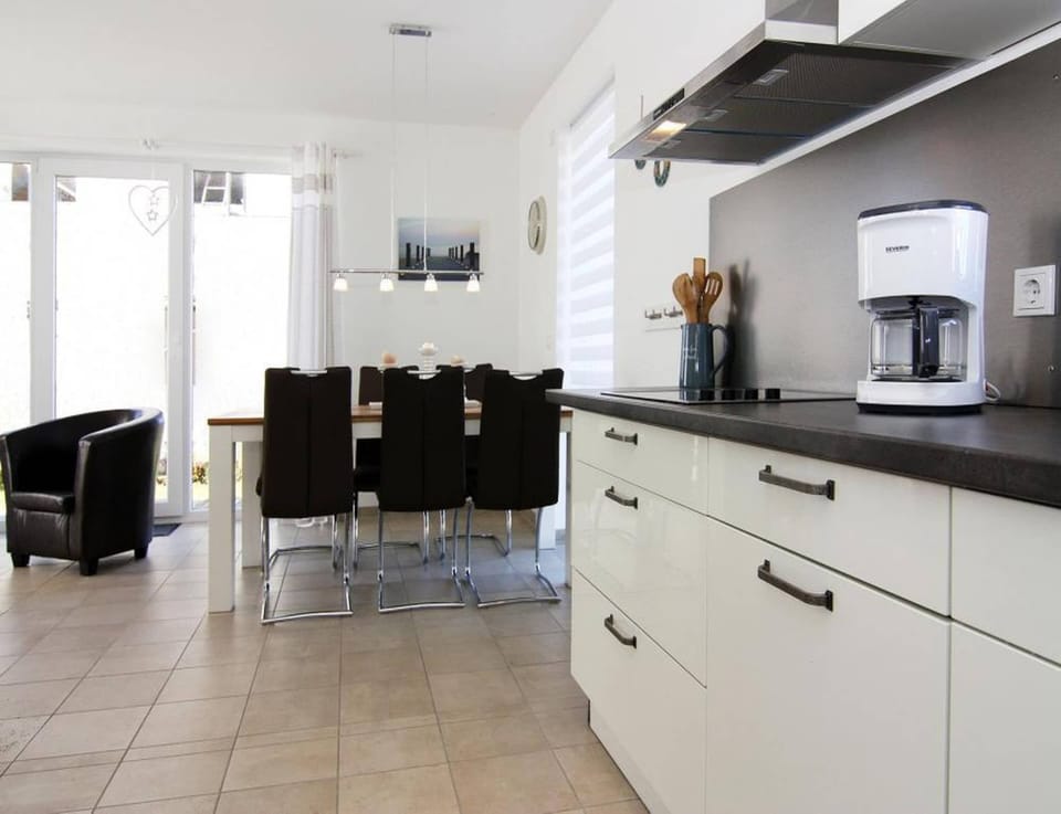 House | Private kitchen | Electric kettle, toaster, highchair