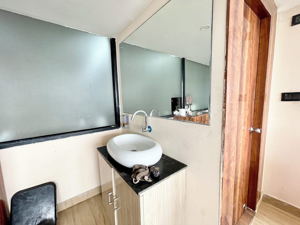 Shower, rainfall showerhead, free toiletries, bathrobes