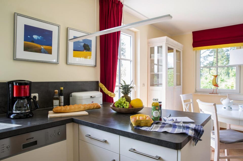 House | Private kitchen | Electric kettle, toaster, highchair