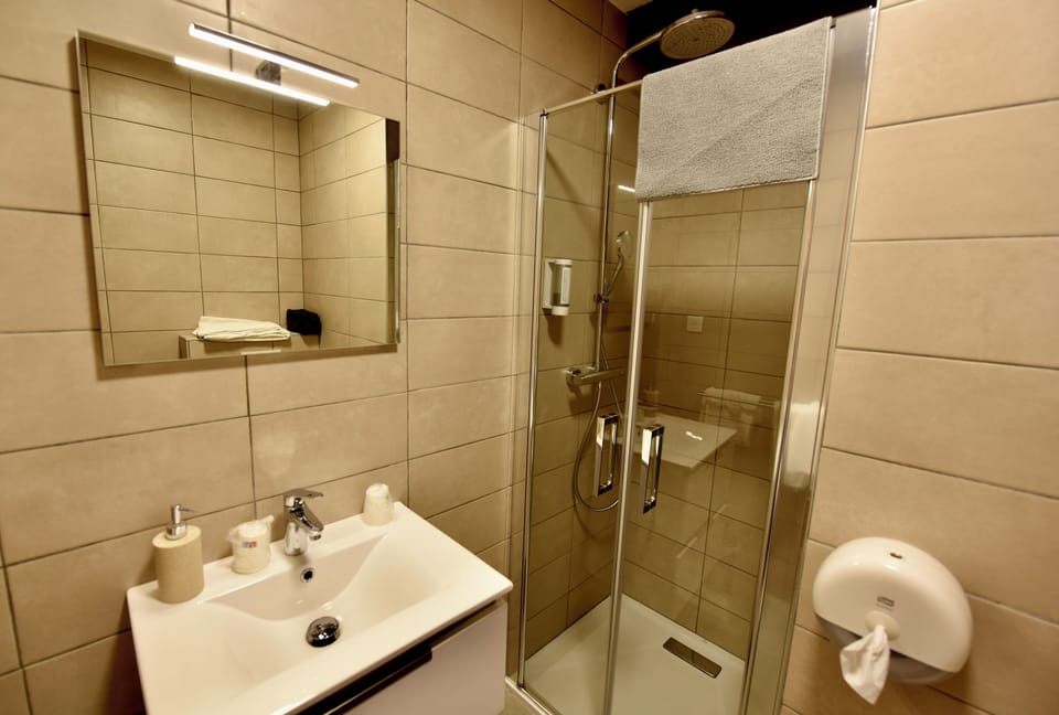 Standard Double or Twin Room | Bathroom | Toilet paper