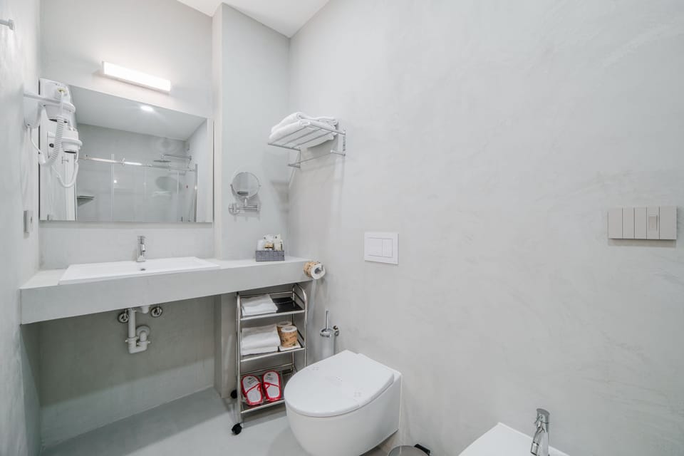 Elite Suite, City View | Bathroom | Shower, rainfall showerhead, free toiletries, hair dryer