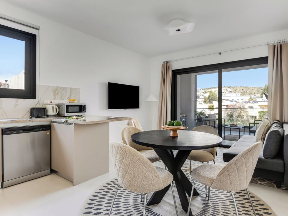 Apartment, 1 Bedroom, Balcony, City View | Living area