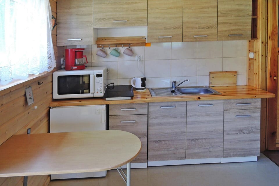 Bungalow | Private kitchen | Electric kettle, toaster