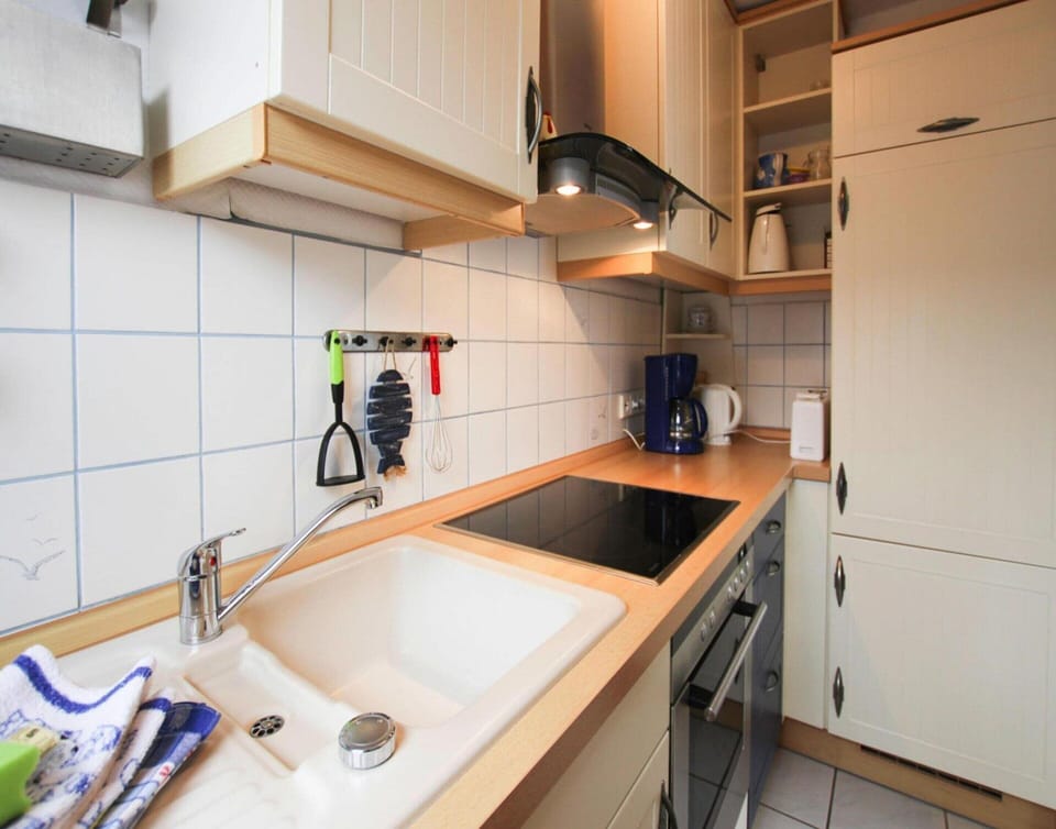 Apartment | Private kitchen | Electric kettle, toaster