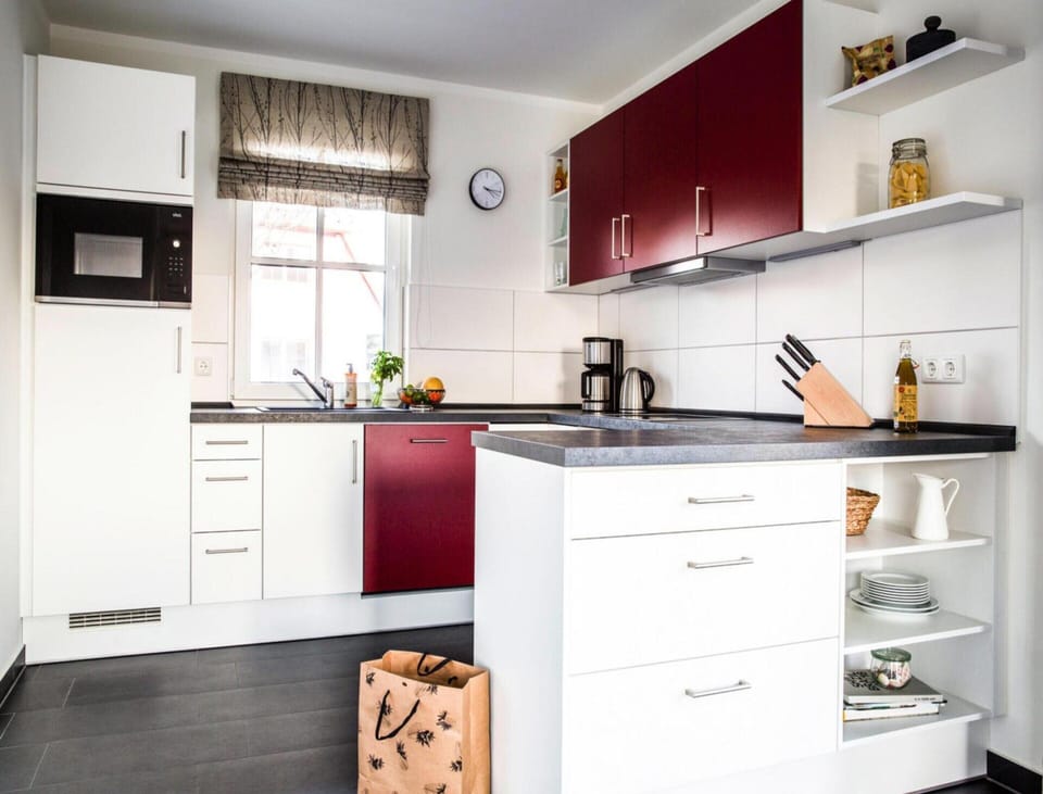 House | Private kitchen | Electric kettle, toaster, highchair, cookware/dishes/utensils