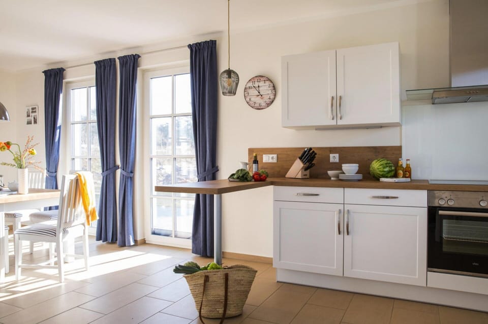 House | Private kitchen | Electric kettle, toaster, highchair, cookware/dishes/utensils