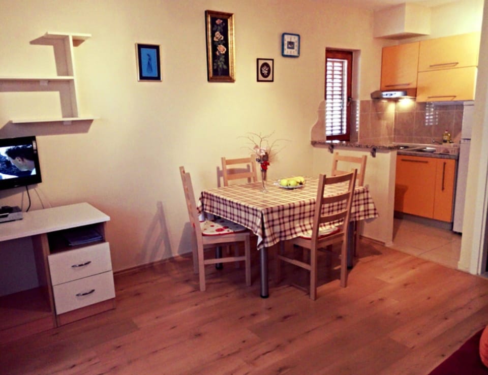 Apartment | Dining
