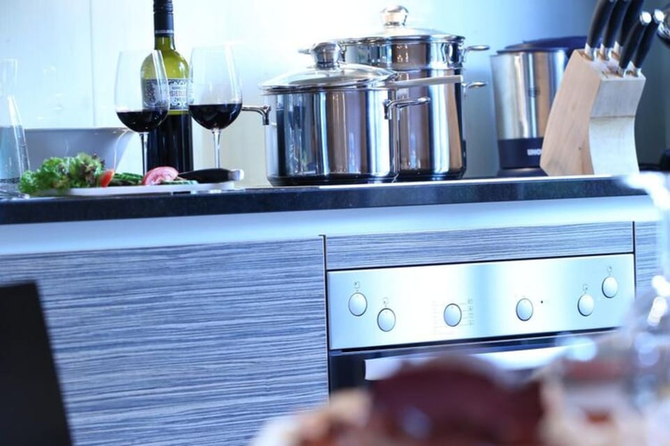 Chalet | Private kitchen | Stovetop, highchair