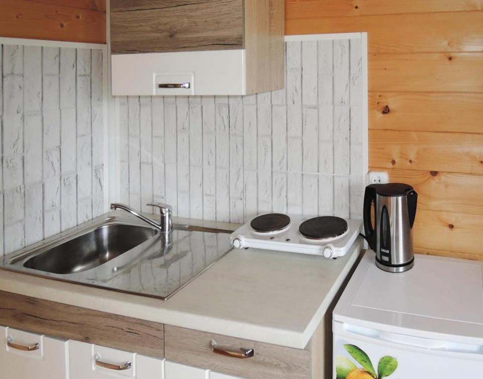 Bungalow | Private kitchen | Electric kettle, toaster
