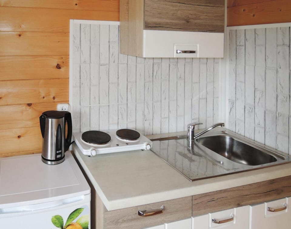 Bungalow | Private kitchen | Electric kettle, toaster