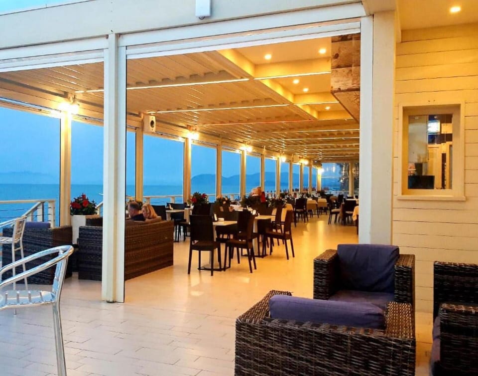 Bungalow | Dining