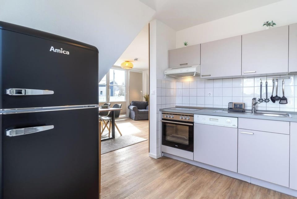 Apartment | Private kitchen | Electric kettle, toaster, cookware/dishes/utensils