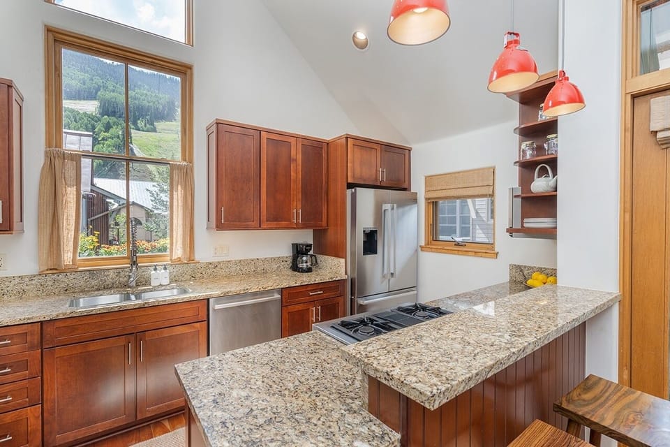 Townhome, 2 Bedrooms | Private kitchen | Fridge, oven, coffee/tea maker, toaster