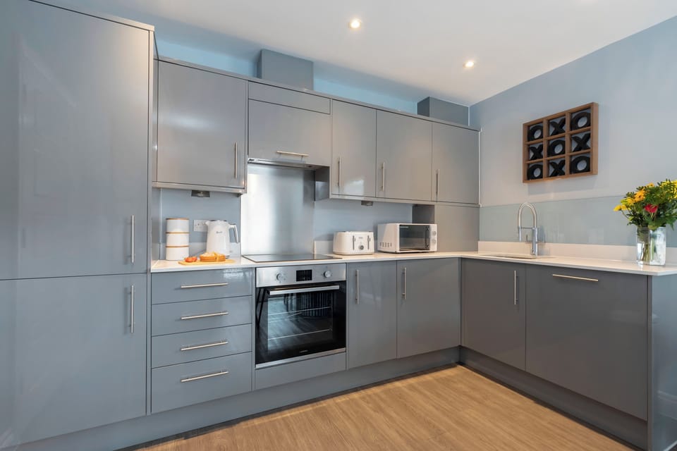Full-size fridge, microwave, oven, stovetop