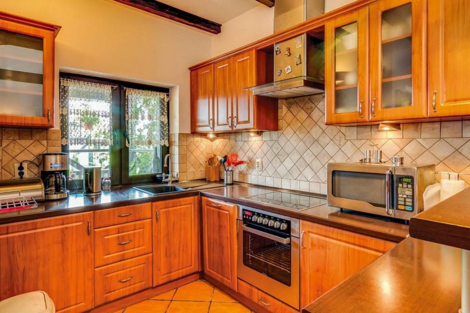 House | Private kitchen | Electric kettle, toaster, highchair