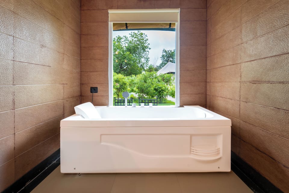 Luxury Tent | Bathroom | Shower, hydromassage showerhead, free toiletries, hair dryer