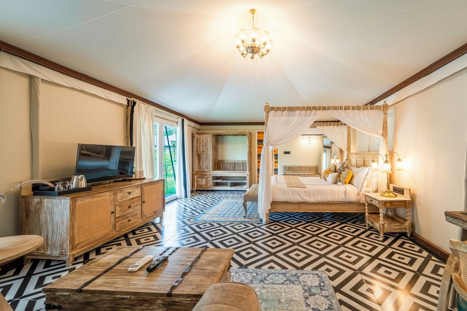 Luxury Tent | Soundproofing, iron/ironing board, WiFi (free), bed sheets