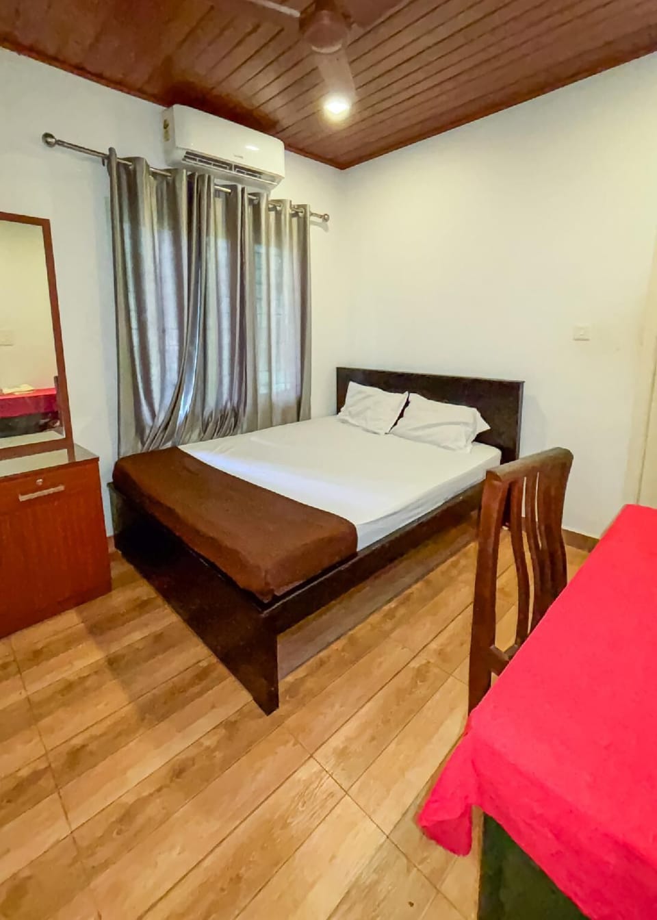 Deluxe Double Room, 3 Bedrooms | Desk, laptop workspace, free WiFi