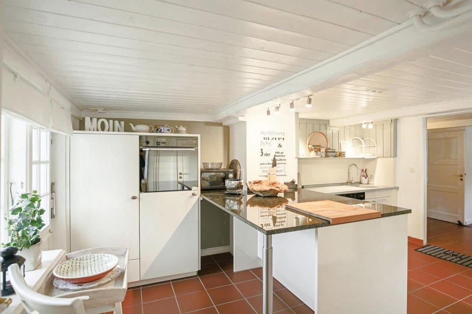 House | Private kitchen | Electric kettle, toaster, highchair