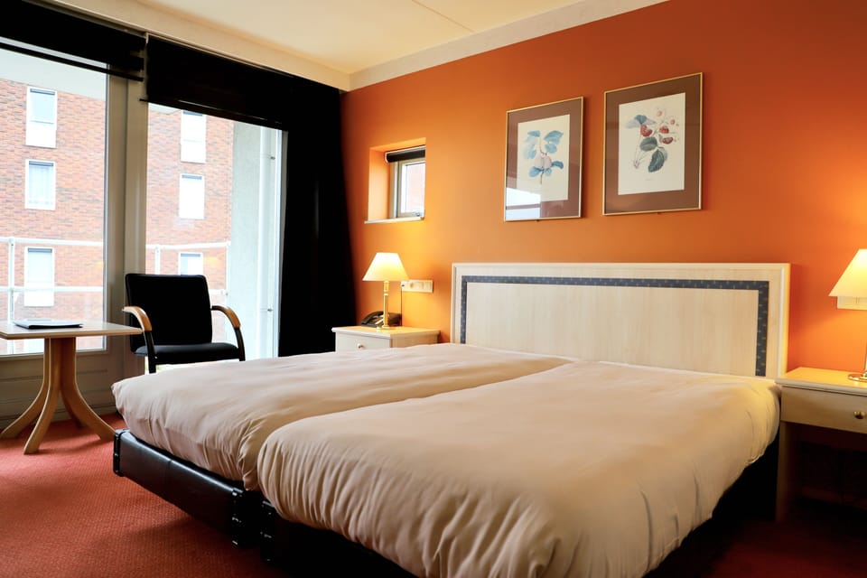 Deluxe Room, Bathtub | Minibar, in-room safe, desk, blackout drapes