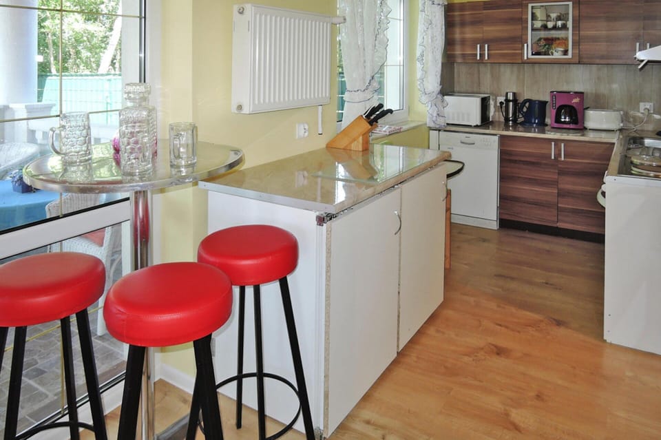 House | Private kitchen | Stovetop, electric kettle, toaster, highchair