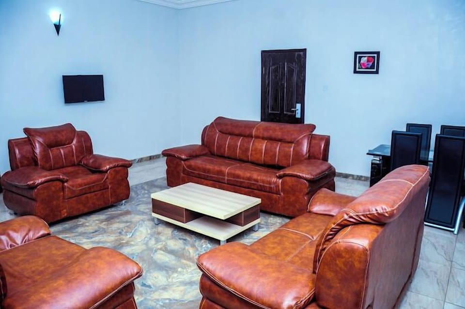 Family Room, Balcony, City View | Living area