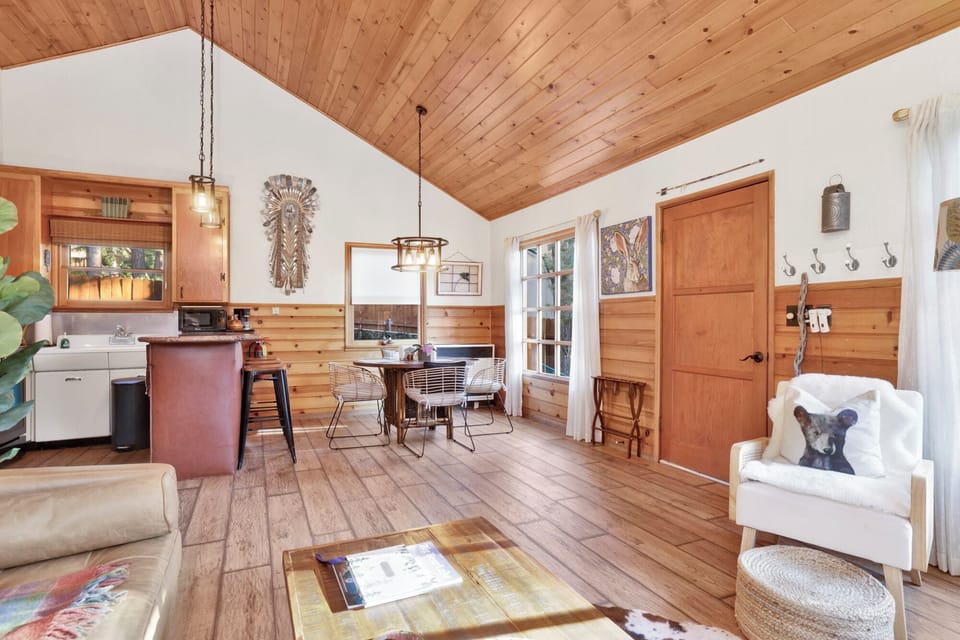 Cabin, 1 Queen Bed, Hot Tub, Mountain View (2480) | Living area