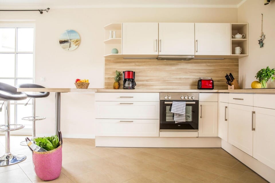 House | Private kitchen | Electric kettle, toaster, highchair, cookware/dishes/utensils