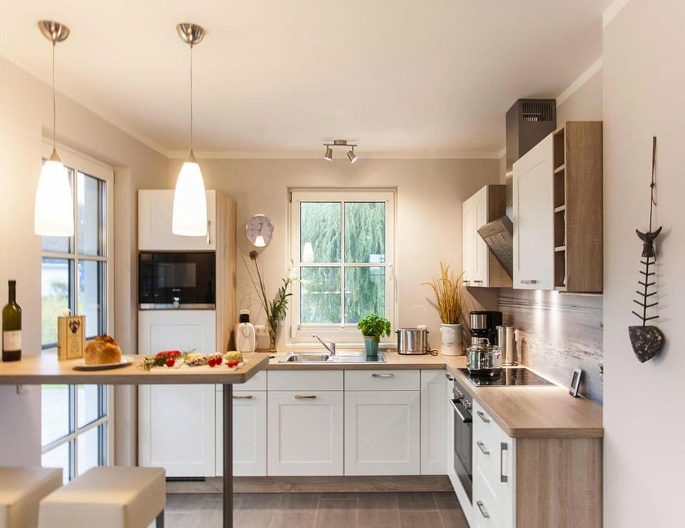 House | Private kitchen | Electric kettle, toaster, highchair, cookware/dishes/utensils