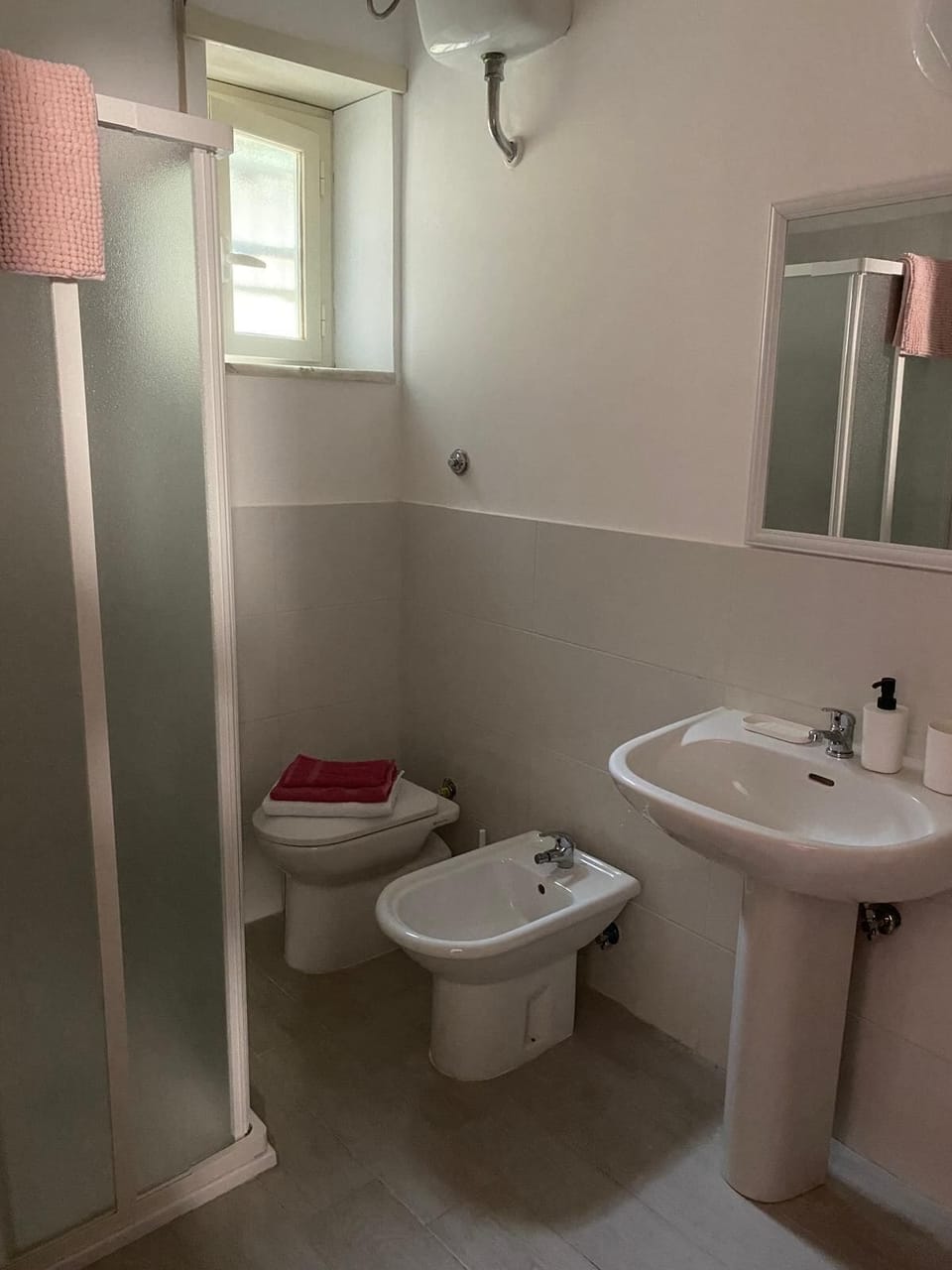 Basic Double Room | Bathroom | Shower, hair dryer, slippers, towels